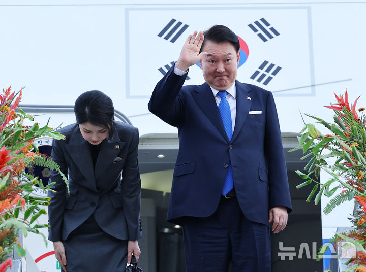 [마닐라=뉴시스] 최진석 기자 = 필리핀 국빈 방문을 마친 윤석열 대통령과 부인 김건희 여사가 7일(현지시각) 마닐라 니노이 아키노 국제공항에서 싱가포르 국빈 방문을 위해 공군1호기에 탑승하며 인사하고 있다. 2024.10.07. myjs@newsis.com