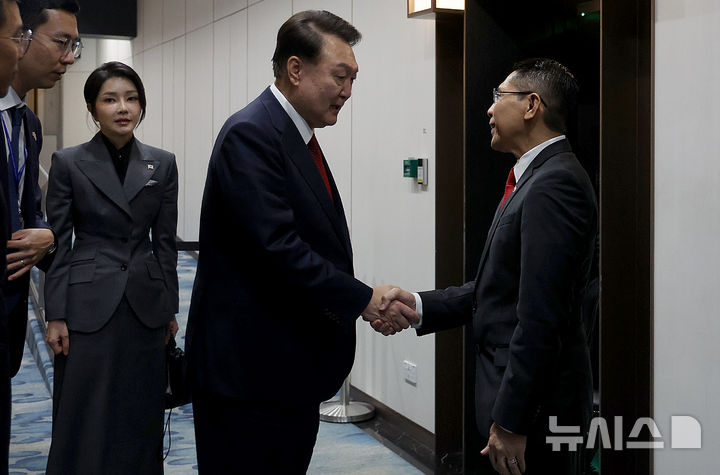 [싱가포르=뉴시스] 최진석 기자 = 싱가포르를 국빈 방문한 윤석열 대통령과 김건희 여사가 7일(현지시각) 오후 창이국제공항공항에 도착해 영예수행장관과 인사를 나누고 있다. 2024.10.07. myjs@newsis.com