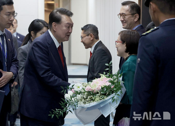 [싱가포르=뉴시스] 최진석 기자 = 싱가포르를 국빈 방문한 윤석열 대통령이 7일(현지시각) 오후 창이국제공항에 도착해 에릭 테오 싱가포르 주한 대사 부부와 인사를 나누고 있다. 2024.10.07. myjs@newsis.com