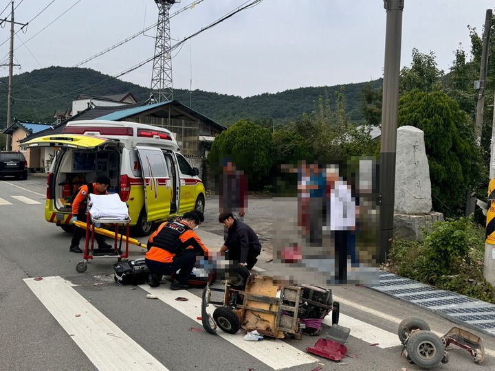 교통사고 현장을 목격하고 응급조치를 했던 부안해경 소속 경찰관들이 환자를 119 구급대에 인계하고 있다. (사진=부안해경 제공) *재판매 및 DB 금지