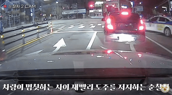 [서울=뉴시스] 지난 7일 경찰청 공식 유튜브에는 '순찰차로 앞길 막아버리고 창문을 냅다 두드리는 경찰'이라는 제목의 영상이 올라왔다. (사진= 경찰청 유튜브 채널 캡처)