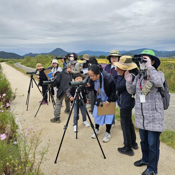 [순천=뉴시스] 10월 순천만 철새 탐조 투어. (사진=순천시 제공) photo@newsis.com *재판매 및 DB 금지