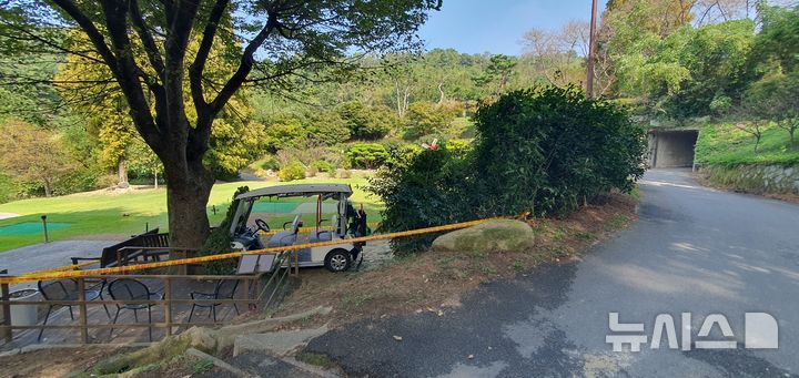 [창원=뉴시스] 강경국 기자 = 지난 5일 오전 경남 창원시내 한 회원제 골프장의 내리막길에서 카트 추락 사고가 발생한 가운데 8일 오전 사고 차량이 터널 옆 사고 현장에 세워져 있다. 2024.10.08. kgkang@newsis.com