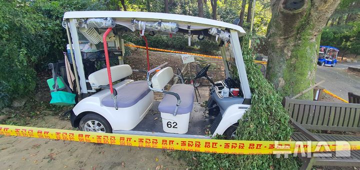[창원=뉴시스] 강경국 기자 = 지난 5일 오전 경남 창원시내 한 회원제 골프장의 내리막길에서 카트 추락 사고가 발생한 가운데 8일 오전 사고 차량이 터널 옆 사고 현장에 세워져 있다. 2024.10.08. kgkang@newsis.com