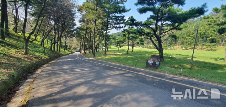 [창원=뉴시스] 강경국 기자 = 지난 5일 오전 경남 창원시내 한 회원제 골프장의 내리막길에서 카트 추락 사고가 발생한 가운데 사고 차량이 내려간 급경사 도로. 2024.10.08. kgkang@newsis.com