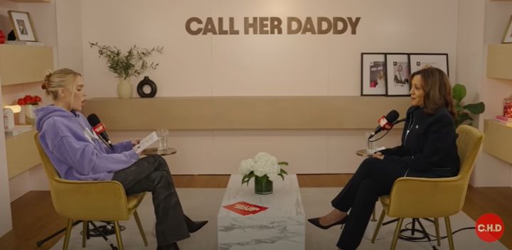 카멀라 해리스 미국 민주당 대선 후보가 팟캐스트 '콜 허 대디(Call Her Daddy)'의 알렉스 쿠퍼와 인터뷰하는 모습.(사진 : 콜 허 대디 유튜브 영상 캡처) 2024.10.8. *재판매 및 DB 금지