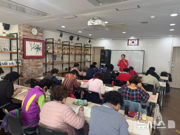 [서울=뉴시스] 지난 8일 서울 강서구 공항동 주민센터 1층에서 열린 한글배움교실에서 어르신들이 받아쓰기를 하고 있다. 2024.10.09. photo@newsis.com