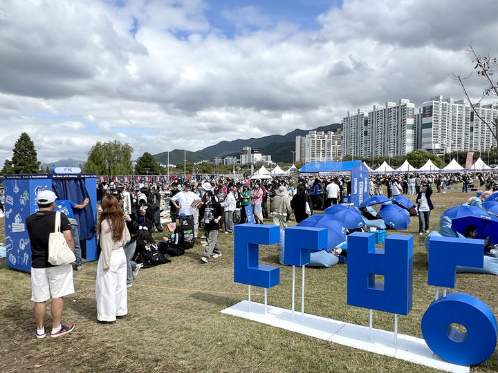 [서울=뉴시스] 부동산 플랫폼 다방은 '2024 부산국제록페스티벌' 공식 후원을 성공리에 마무리했다고 10일 밝혔다. (사진=다방 제공) 2024.10.10. photo@newsis.com *재판매 및 DB 금지