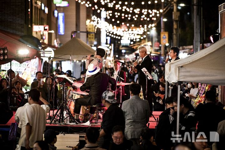 [서울=뉴시스]서울 송파구 석촌시장에서 가을밤을 즐길 수 있는 맥주축제가 열린다. (사진=송파구 제공). 2024.10.08. photo@newsis.com 