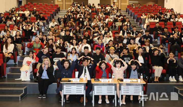 [창원=뉴시스]8일 마산대학교 국제교류원 주최 제578돌 한글날 기념 '2024학년 한국어 말하기 대회'에 참가한 학생과 외국인 유학생들이 기념촬영하고 있다.(사진=마산대 제공) 2024.10.08. photo@newsis.com