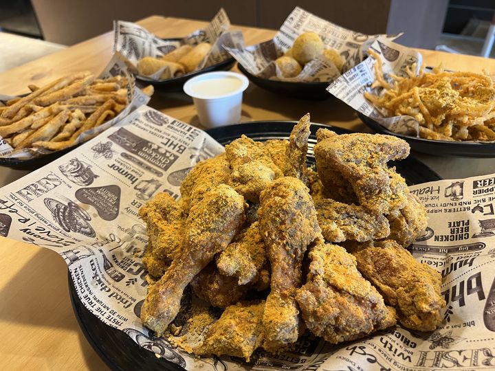 [서울=뉴시스] 김민성 기자 = 다이닝프랜즈그룹이 지난 8일 오후 뿌링클 10주년을 맞아 서울 종로구 bhc치킨 종로점에서 기자간담회를 열었다. 매장에 전시된 뿌링클 치킨 모습. 2024.10.08. kms@newsis.com *재판매 및 DB 금지