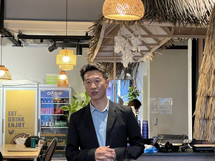 [서울=뉴시스] 김민성 기자 = 이석동 다이닝프랜즈그룹 개발1팀장이 지난 8일 오후 서울 종로구 bhc치킨 종로점에서 뿌링클의 개발 배경에 대해 설명하고 있다. 2024.10.08. kms@newsis.com *재판매 및 DB 금지