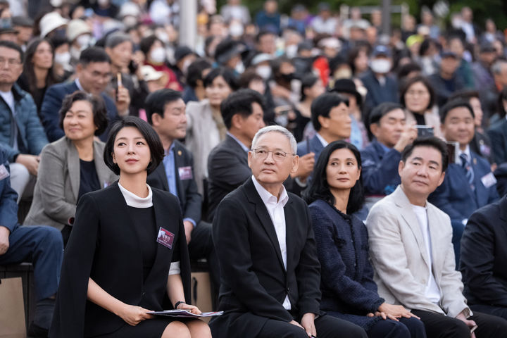 [서울=뉴시스] 배현진 국민의힘 의원, 유인촌 문화체육관광부 장관, 박상원 서울문화재단 이사장이 8일 서울발레페스티벌에 참석했다. 2024.10.08. (출처=배현진 의원실) *재판매 및 DB금지. *재판매 및 DB 금지