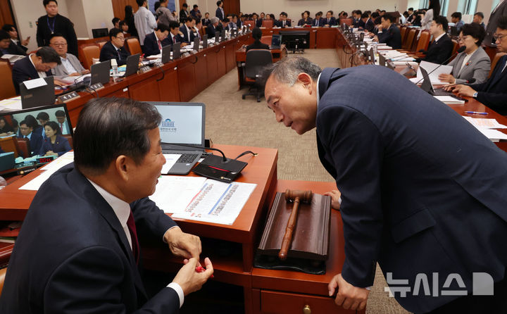 [서울=뉴시스] 조성우 기자 = 지난 8일 오전 서울 여의도 국회에서 열린 산업통상자원중소벤처기업위원회의 중소벤처기업부 등에 대한 국정감사에서 이철규(왼쪽) 위원장이 더불어민주당 간사인 김원이 의원과 대화하고 있다. 2024.10.08. xconfind@newsis.com