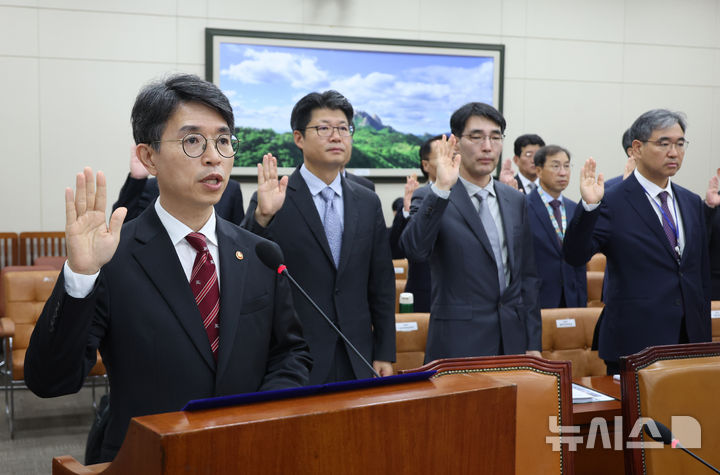 [서울=뉴시스] 고승민 기자 = 김완섭 환경부 장관이 8일 서울 여의도 국회에서 열린 환경노동위원회의 환경부 국정감사애서 선서를 하고 있다. 2024.10.08. kkssmm99@newsis.com