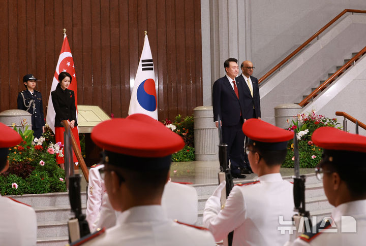 [싱가포르=뉴시스] 최진석 기자 = 싱가포르를 국빈 방문한 윤석열 대통령과 부인 김건희 여사가 8일(현지시각) 싱가포르 의회에서 열린 공식환영식에 참석하고 있다. 2024.10.08. myjs@newsis.com