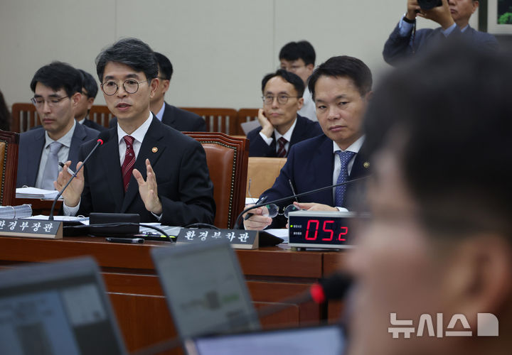 [서울=뉴시스] 고승민 기자 = 김완섭 환경부 장관이 지난 8일 서울 여의도 국회에서 열린 환경노동위원회의 환경부 국정감사에서 박홍배 더불어민주당 의원 질의에 답하고 있다. 2024.10.08. kkssmm99@newsis.com