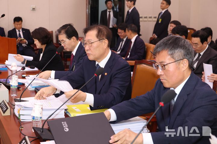 [서울=뉴시스] 조성봉 기자 = 박성재 법무부 장관이 8일 오전 서울 여의도 국회 법제사법위원회에서 열린 법무부 등에 대한 국정감사에서 답변 자료를 검토하고 있다.  2024.10.08. suncho21@newsis.com