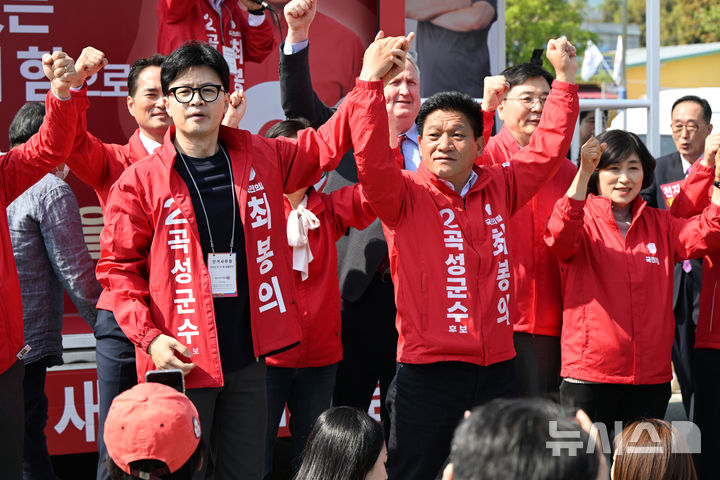 [곡성=뉴시스] 박기웅 기자 = 한동훈 국민의힘 대표가 8일 오전 전남 곡성군 기차마을 전통시장을 방문해 10·16 재보궐선거 곡성군수에 출마한 최봉의 후보와 유세를 펼치고 있다. 2024.10.08. pboxer@newsis.com