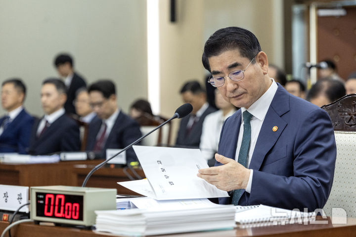 [서울=뉴시스] 국회사진기자단 = 김용현 국방부 장관이 8일 오전 서울 용산구 국방부에서 열린 국정감사에서 자료를 살펴보고 있다. 2024.10.08. photo@newsis.com