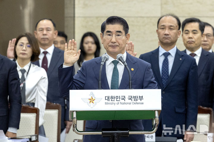 [서울=뉴시스] 국회사진기자단 = 김용현 국방부 장관이 8일 오전 서울 용산구 국방부에서 열린 국정감사에서 선서를 하고 있다. 2024.10.08. photo@newsis.com