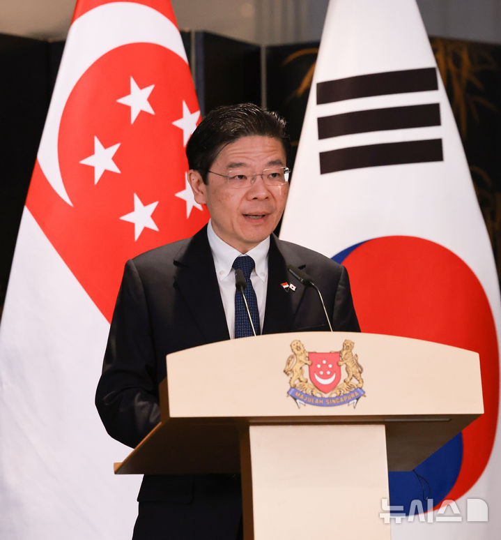 [싱가포르=뉴시스] 최진석 기자 = 로렌스 웡 싱가포르 총리가 8일(현지시각) 싱가포르 의회에서 열린 윤석열 대통령과의 한-싱가포르 공동언론발표에서 발언하고 있다. 2024.10.08. myjs@newsis.com