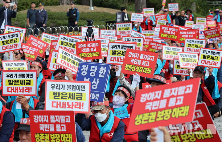 [서울=뉴시스] 이영환 기자 = 8일 오후 서울 용산구 전쟁기념관 앞에서 대한육견협회, 대한육견상인회 등이 주최한 개식용 종사자 보상 정책 규탄대회에서 참석자들이 피켓을 들고 구호를 외치고 있다. 2024.10.08. 20hwan@newsis.com