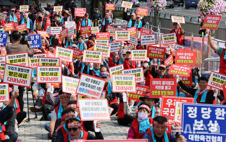 [서울=뉴시스] 이영환 기자 = 8일 오후 서울 용산구 전쟁기념관 앞에서 대한육견협회, 대한육견상인회 등이 주최한 개식용 종사자 보상 정책 규탄대회에서 참석자들이 피켓을 들고 구호를 외치고 있다. 2024.10.08. 20hwan@newsis.com