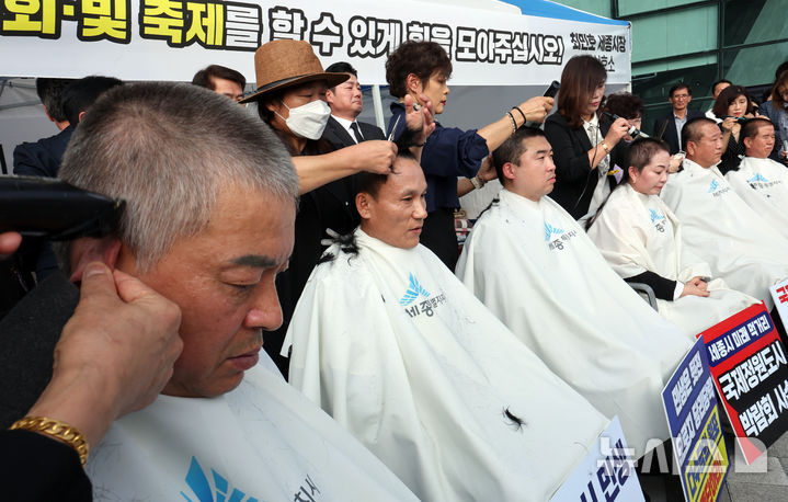 [세종=뉴시스] 강종민 기자 = 세종시의회 국민의힘 의원들이 8일 세종시 보람동 세종시청 앞마당에서 정원박람회와 빛축제 예산 복원을 촉구하며 단체 삭발을 하고 있다. 2024.10.08. ppkjm@newsis.com