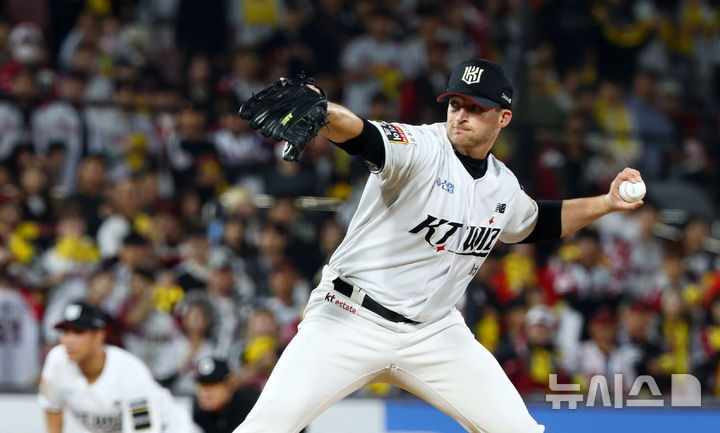[수원=뉴시스] 전신 기자 = 8일 경기도 경기도 수원케이티위즈파크에서 열린 2024 KBO 포스트시즌 준플레이오프 3차전 LG 트윈스와 kt 위즈의 경기에서 1회초 kt 선발 벤자민이 역투하고 있다. 2024.10.08. photo1006@newsis.com