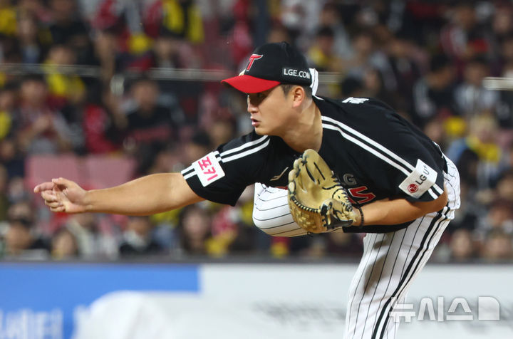 [수원=뉴시스] 전신 기자 = 8일 경기도 경기도 수원케이티위즈파크에서 열린 2024 KBO 포스트시즌 준플레이오프 3차전 LG 트윈스와 kt 위즈의 경기에서 1회말 LG 선발 최원태가 역투하고 있다. 2024.10.08. photo1006@newsis.com