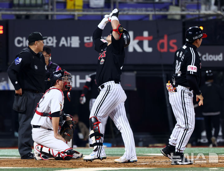 [수원=뉴시스] 전신 기자 = 8일 경기도 경기도 수원케이티위즈파크에서 열린 2024 KBO 포스트시즌 준플레이오프 3차전 LG 트윈스와 kt 위즈의 경기에서 2회초 1사 LG 박동원이 솔로홈런을 친 뒤 홈을 밟으며 세리머니를 하고 있다. 2024.10.08. photo1006@newsis.com