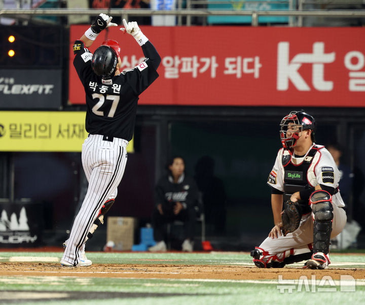 [수원=뉴시스] 김금보 기자 = 8일 경기도 수원케이티위즈파크에서 열린 2024 KBO 포스트시즌 준플레이 오프 3차전 LG 트윈스와 kt 위즈의 경기, 2회초 1사 주자없는 상황 LG 박동원이 솔로홈런을 치고 기뻐하고 있다. 2024.10.08. kgb@newsis.com