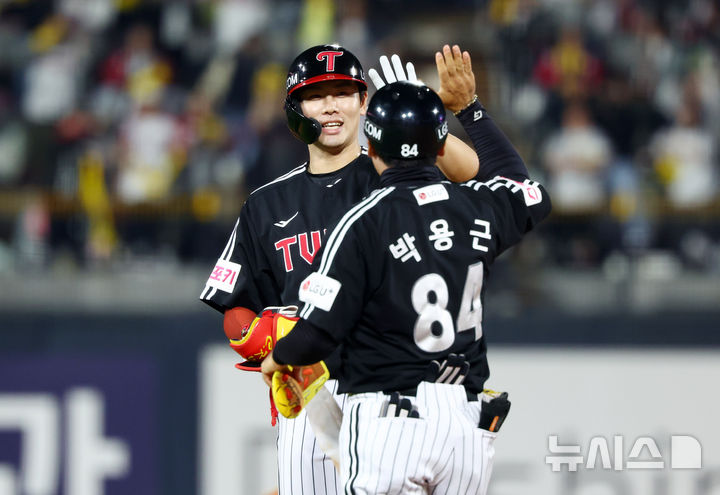 [수원=뉴시스] 전신 기자 = 8일 경기도 수원케이티위즈파크에서 열린 2024 KBO 포스트시즌 준플레이오프 3차전 LG 트윈스와 kt 위즈의 경기에서 3회초 1사 3루 LG 홍창기가 1타점 2루타를 친 뒤 박용근 코치와 하이파이브를 하고 있다. 2024.10.08. photo1006@newsis.com