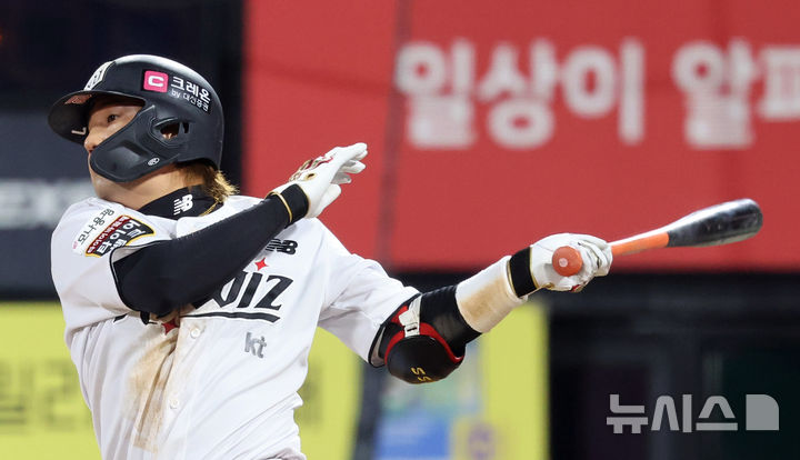 [수원=뉴시스] 김금보 기자 = 8일 경기도 수원케이티위즈파크에서 열린 2024 KBO 포스트시즌 준플레이 오프 3차전 LG 트윈스와 kt 위즈의 경기, 3회말 2사 1,2루 kt 김상수가 1타점 역전 적시타를 치고 있다. 2024.10.08. kgb@newsis.com