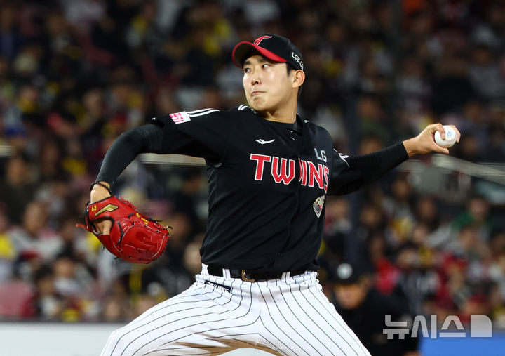 [수원=뉴시스] 전신 기자 = 8일 경기도 수원케이티위즈파크에서 열린 2024 KBO 포스트시즌 준플레이오프 3차전 LG 트윈스와 kt 위즈의 경기에서 4회말 LG 손주영이 역투하고 있다. 2024.10.08. photo1006@newsis.com