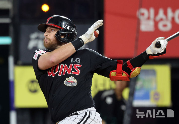 [수원=뉴시스] 김금보 기자 = 8일 경기도 수원케이티위즈파크에서 열린 2024 KBO 포스트시즌 준플레이 오프 3차전 LG 트윈스와 kt 위즈의 경기, 5회초 1사 1,2루 LG 오스틴이 3점 홈런을 치고 있다. 2024.10.08. kgb@newsis.com