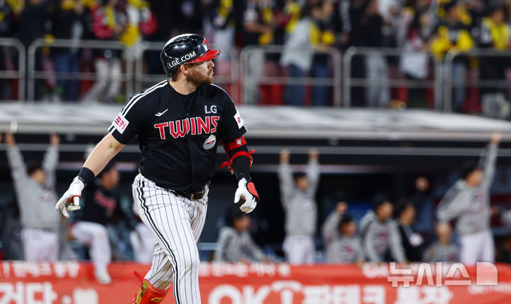 [수원=뉴시스] 전신 기자 = 8일 경기도 수원케이티위즈파크에서 열린 2024 KBO 포스트시즌 준플레이오프 3차전 LG 트윈스와 kt 위즈의 경기에서 5회초 1사 1, 2루 LG 오스틴이 3점 홈런을 치고 있다. 2024.10.08. photo1006@newsis.com