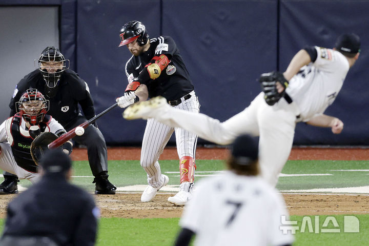 [수원=뉴시스] 최동준 기자 = 8일 경기도 수원케이티위즈파크에서 열린 2024 KBO 포스트시즌 준플레이오프 3차전 LG 트윈스와 kt 위즈의 경기에서 5회초 1사 1, 2루 상황 LG 오스틴이 3점 홈런을 치고 있다. 2024.10.08. photocdj@newsis.com