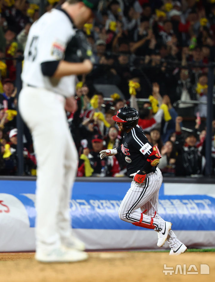 [수원=뉴시스] 전신 기자 = 8일 경기도 수원케이티위즈파크에서 열린 2024 KBO 포스트시즌 준플레이오프 3차전 LG 트윈스와 kt 위즈의 경기에서 5회초 1사 1, 2루 LG 오스틴이 3점 홈런을 친 뒤 그라운드를 돌고 있다. 2024.10.08. photo1006@newsis.com