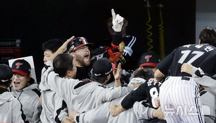 [수원=뉴시스] 최동준 기자 = 8일 경기도 수원케이티위즈파크에서 열린 2024 KBO 포스트시즌 준플레이오프 3차전 LG 트윈스와 kt 위즈의 경기에서 5회초 1사 1, 2루 상황 LG 오스틴이 3점 홈런을 친 뒤 동료들과 기뻐하고 있다. 2024.10.08. photocdj@newsis.com