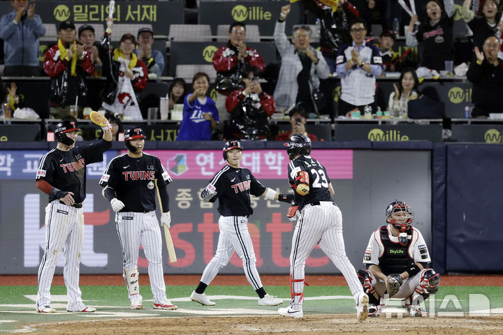 [수원=뉴시스] 최동준 기자 = 8일 경기도 수원케이티위즈파크에서 열린 2024 KBO 포스트시즌 준플레이오프 3차전 LG 트윈스와 kt 위즈의 경기에서 5회초 1사 1, 2루 상황 LG 오스틴이 3점 홈런을 친 뒤 기뻐하고 있다. 2024.10.08. photocdj@newsis.com