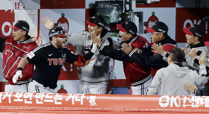 [수원=뉴시스] 최동준 기자 = 8일 경기도 수원케이티위즈파크에서 열린 2024 KBO 포스트시즌 준플레이오프 3차전 LG 트윈스와 kt 위즈의 경기에서 5회초 1사 1, 2루 상황 LG 오스틴이 3점 홈런을 친 뒤 염경엽 감독 등과 기뻐하고 있다. 2024.10.08. photocdj@newsis.com