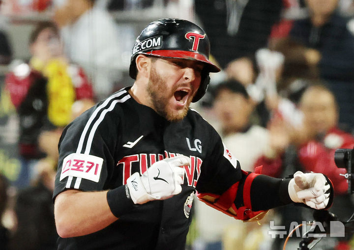 [수원=뉴시스] 김금보 기자 = 8일 경기도 수원케이티위즈파크에서 열린 2024 KBO 포스트시즌 준플레이오프 3차전 LG 트윈스와 kt 위즈의 경기, 5회초 1사 1,2루 LG 오스틴이 3점 홈런을 친 뒤 홈을 밟으며 포효하고 있다. 2024.10.08. kgb@newsis.com