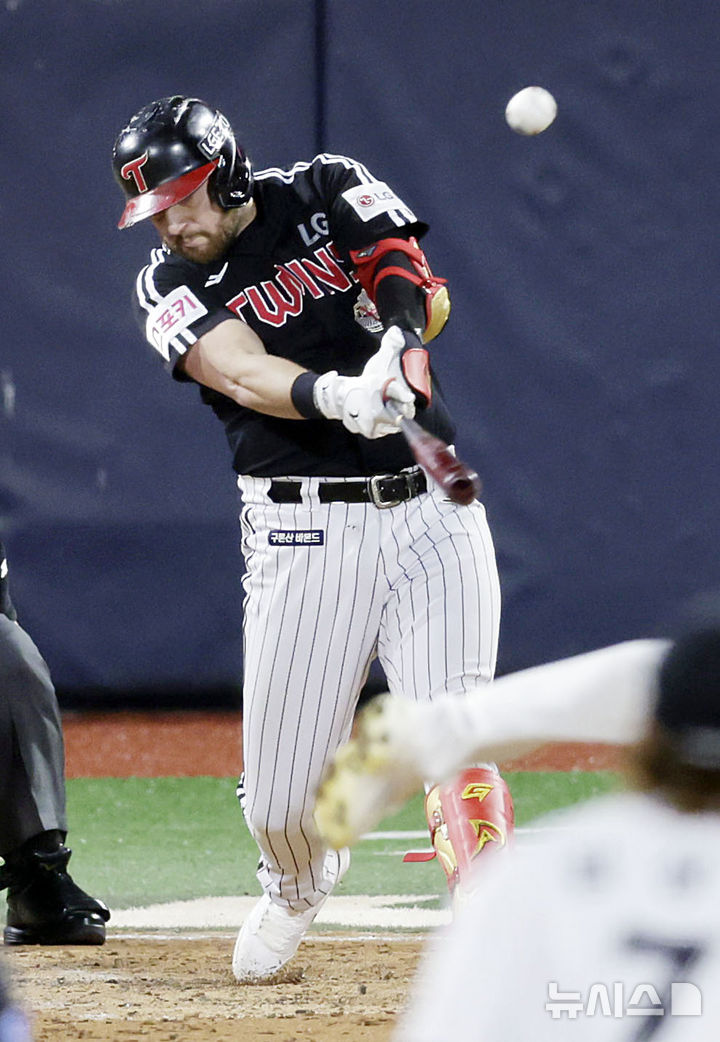 [수원=뉴시스] 최동준 기자 = 8일 경기도 수원케이티위즈파크에서 열린 2024 KBO 포스트시즌 준플레이오프 3차전 LG 트윈스와 kt 위즈의 경기에서 5회초 1사 1, 2루 상황 LG 오스틴이 3점 홈런을 치고 있다. 2024.10.08. photocdj@newsis.com