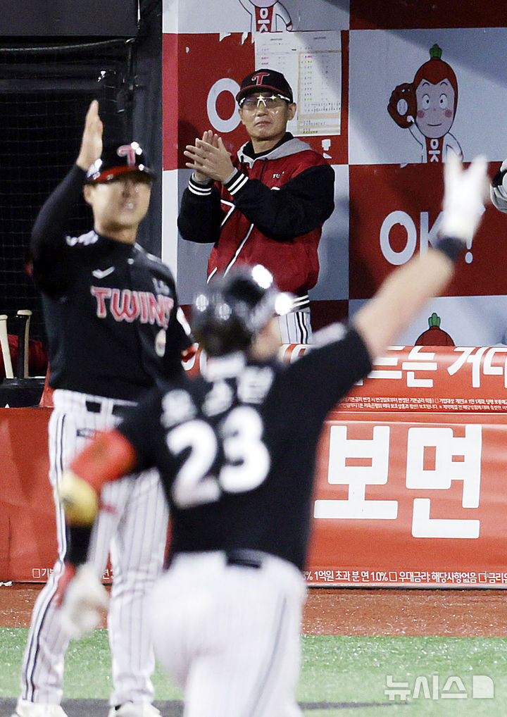 [수원=뉴시스] 최동준 기자 = 8일 경기도 수원케이티위즈파크에서 열린 2024 KBO 포스트시즌 준플레이오프 3차전 LG 트윈스와 kt 위즈의 경기에서 5회초 1사 1, 2루 상황 LG 오스틴이 3점 홈런을 치자 염경엽 감독이 기뻐하고 있다. 2024.10.08. photocdj@newsis.com