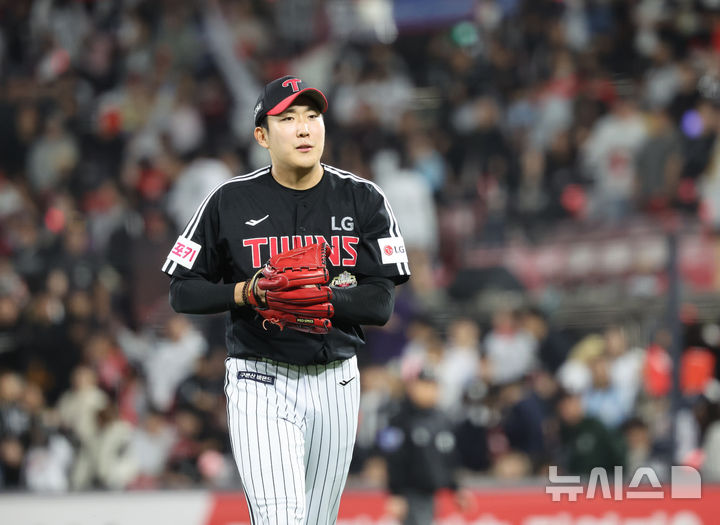 [수원=뉴시스] 김금보 기자 = 8일 경기도 수원케이티위즈파크에서 열린 2024 KBO 포스트시즌 준플레이 오프 3차전 LG 트윈스와 kt 위즈의 경기, 8회말 LG 마무리 손주영이 이닝을 마치고 더그아웃으로 향하고 있다. 2024.10.08. kgb@newsis.com