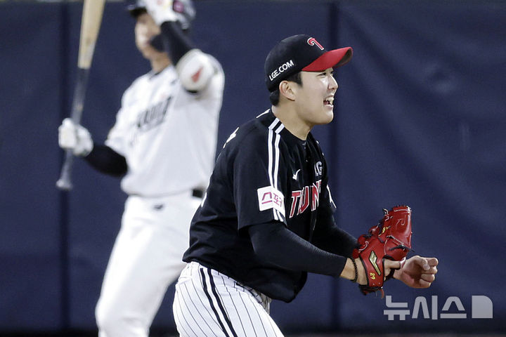 [수원=뉴시스] 최동준 기자 = 8일 경기도 수원케이티위즈파크에서 열린 2024 KBO 포스트시즌 준플레이오프 3차전 LG 트윈스와 kt 위즈의 경기에서 8회말 LG 투수 손주영이 kt 오윤석을 삼진으로 잡아낸 뒤 기뻐하고 있다. 2024.10.08. photocdj@newsis.com