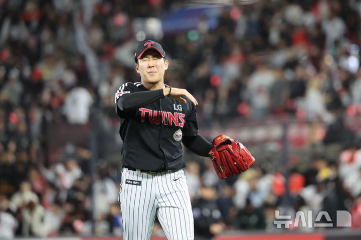 [수원=뉴시스] 김금보 기자 = 8일 경기도 수원케이티위즈파크에서 열린 2024 KBO 포스트시즌 준플레이 오프 3차전 LG 트윈스와 kt 위즈의 경기, 8회말 LG 마무리 손주영이 이닝을 마치고 더그아웃으로 향하고 있다. 2024.10.08. kgb@newsis.com