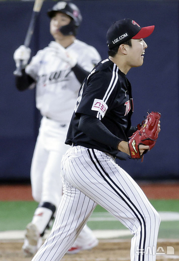 [수원=뉴시스] 최동준 기자 = 8일 경기도 수원케이티위즈파크에서 열린 2024 KBO 포스트시즌 준플레이오프 3차전 LG 트윈스와 kt 위즈의 경기에서 8회말 LG 투수 손주영이 kt 오윤석을 삼진으로 잡아낸 뒤 기뻐하고 있다. 2024.10.08. photocdj@newsis.com